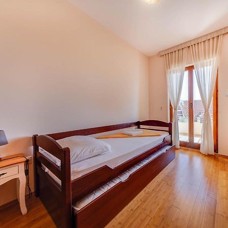 Port Adria Apartments Kamenari Exterior photo
