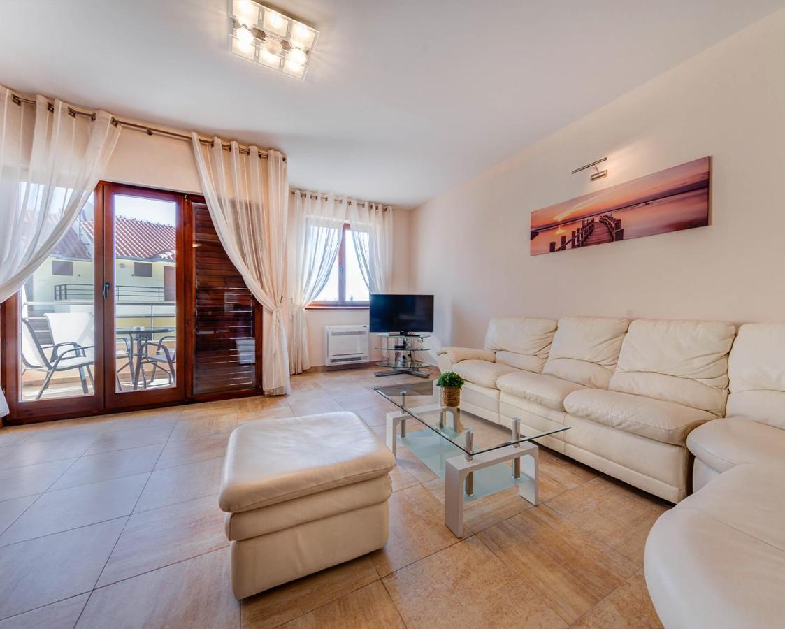 Port Adria Apartments Kamenari Exterior photo